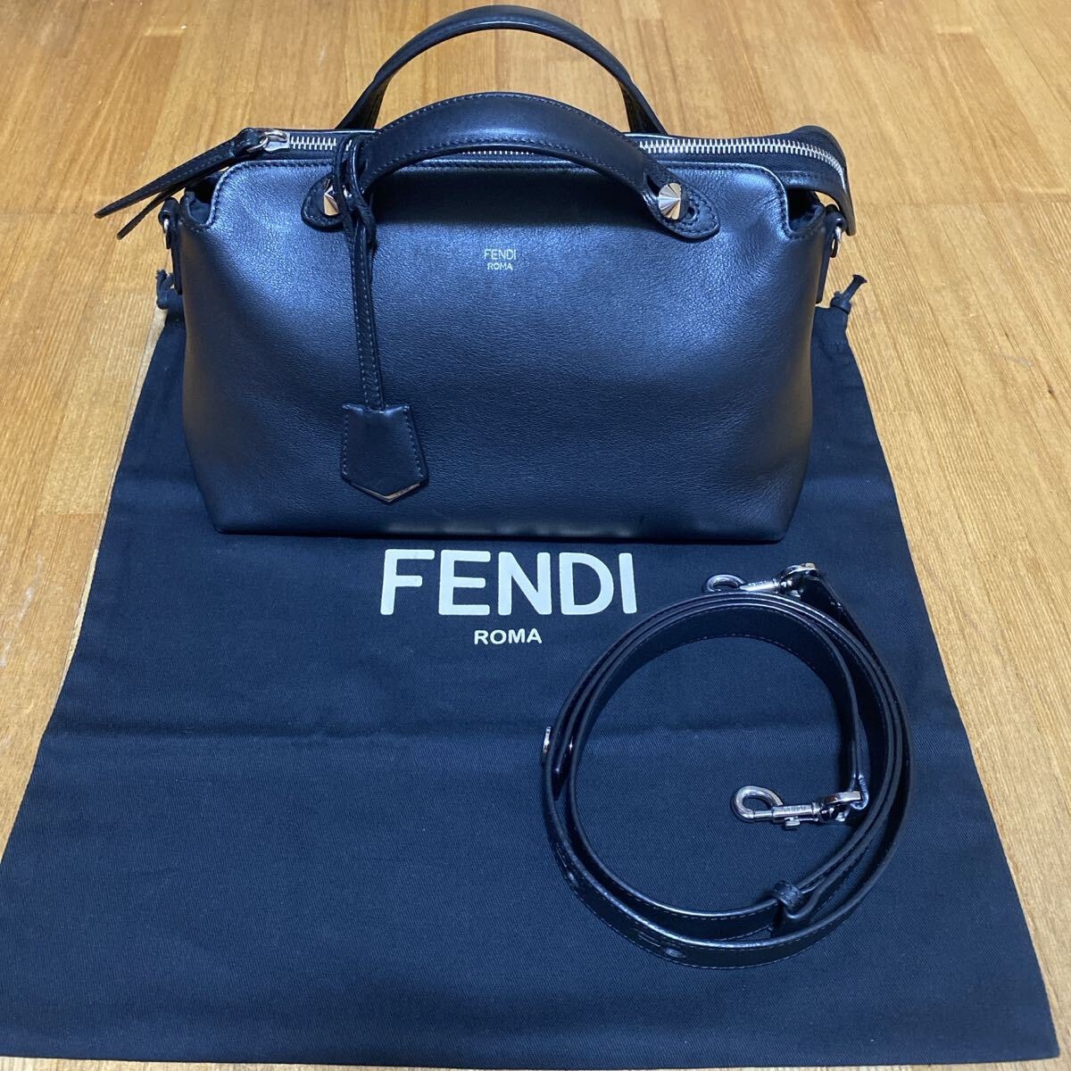 FENDI フェンディ バゲット メッセンジャー ミディアム ショルダーバッグ グレージュ 7VA537 AG0L F047P レディース【中古】【美品】 フェンディ バゲット メッセンジャーバッグ ミディアム レザー 