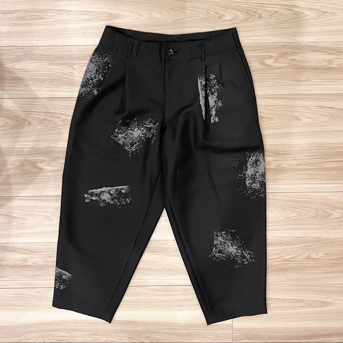 COMME des GARONS SHIRT 24SS プリント ポリエステル ツータックパンツ コムデギャルソンシャツ