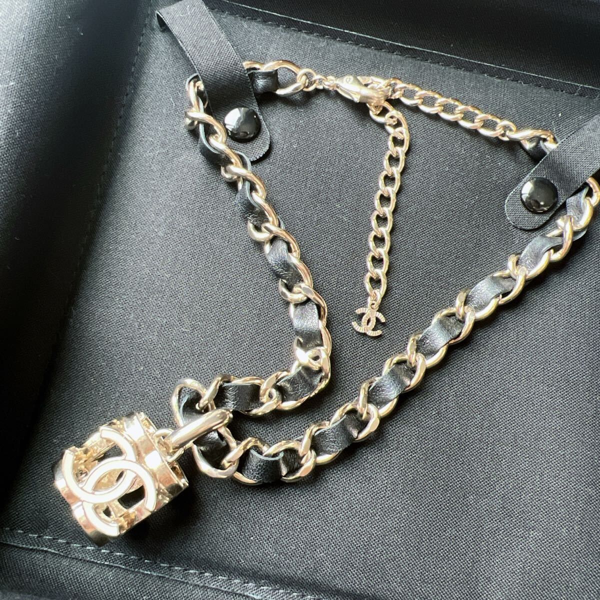 未使用　CHANELシャネル　チェーン　ココマーク　ネックレス　チョーカー　本革　サイコロ　レザー　 ホワイト　ブラック　シルバー