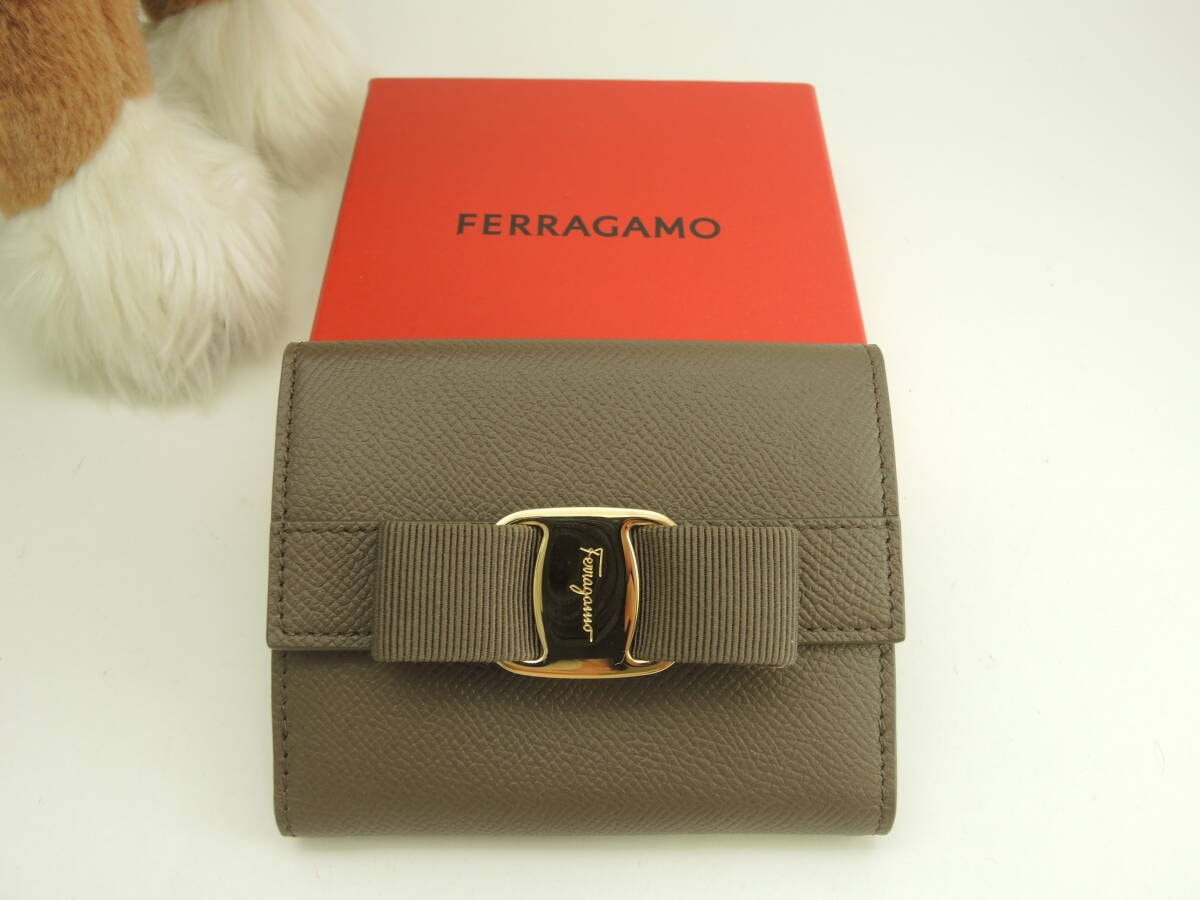 フェラガモ コンパクトウォレット ヴァラリボン レザー灰 2折財布 未使用@IY-22A926
