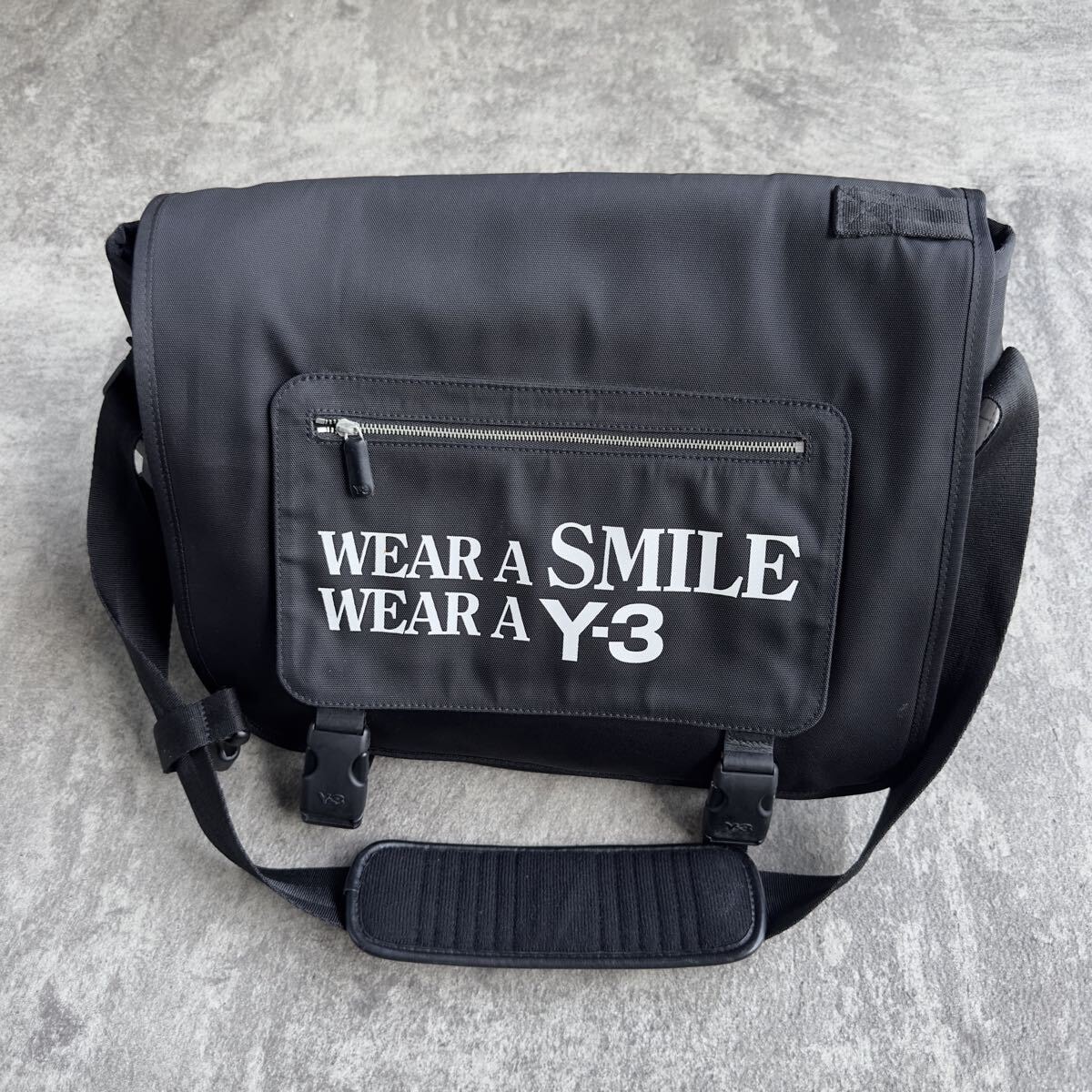 【Y-3】WEAR A SMILE メッセンジャー ショルダーバッグ ワイスリー