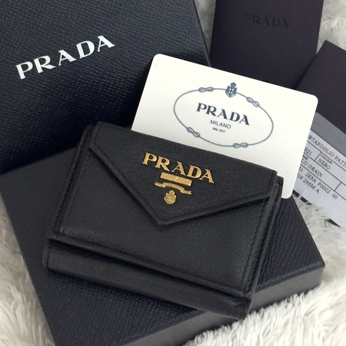 RFID搭載✨プラダ　折り財布　三つ折り　金ロゴ　レザー　コンパクト　ブラック 楽天市場】PRADA プラダ 小銭入れ付き3つ折り財布メタルロゴ 三