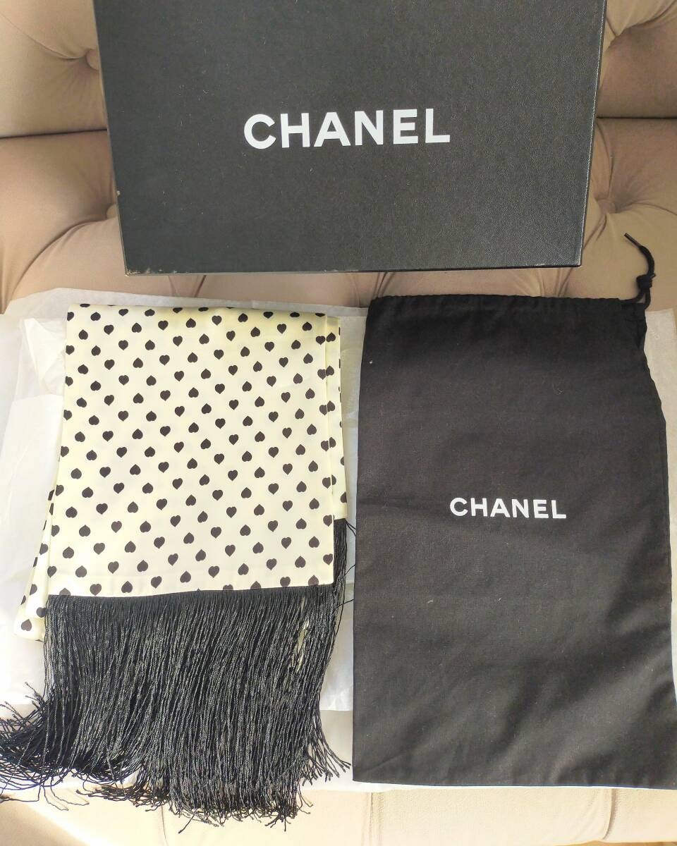 【日本未発売】CHANEL新品フリンジ付きアクセントストール/スカーフ/マフラー【入手困難】シャネル　ハート柄　ブラック＆ホワイトCCマーク