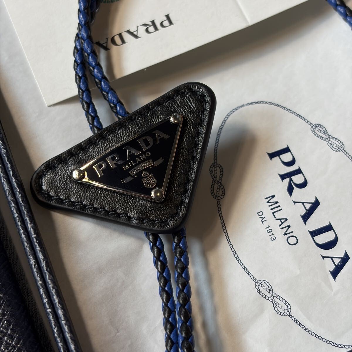 【新品】PRADA ブラックレザー ループタイ　（青×黒） ボロタイ