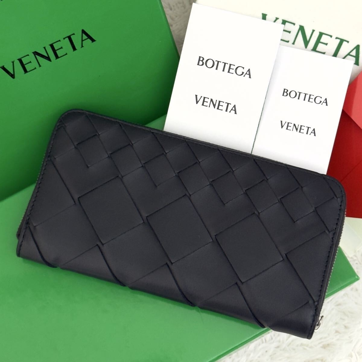 美品⭐️RFID内蔵 BOTTEGAVENETA ボッテガ イントレ 財布 現行 ☆早期完売☆BOTTEGA VENETA☆イントレチャート 二つ折り財布