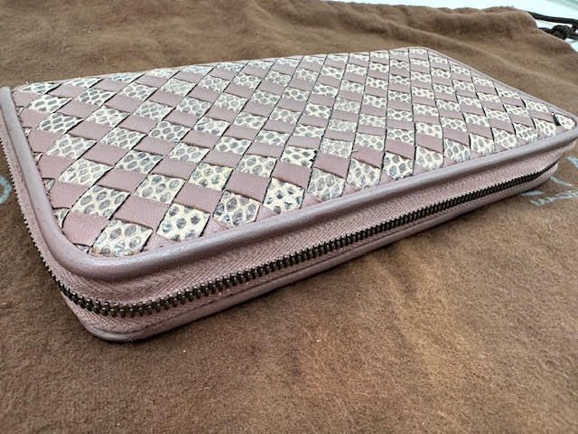 BOTTEGA VENETA/ボッテガヴェネタ ラウンドファスナー 長財布 パイソン柄　ピンク