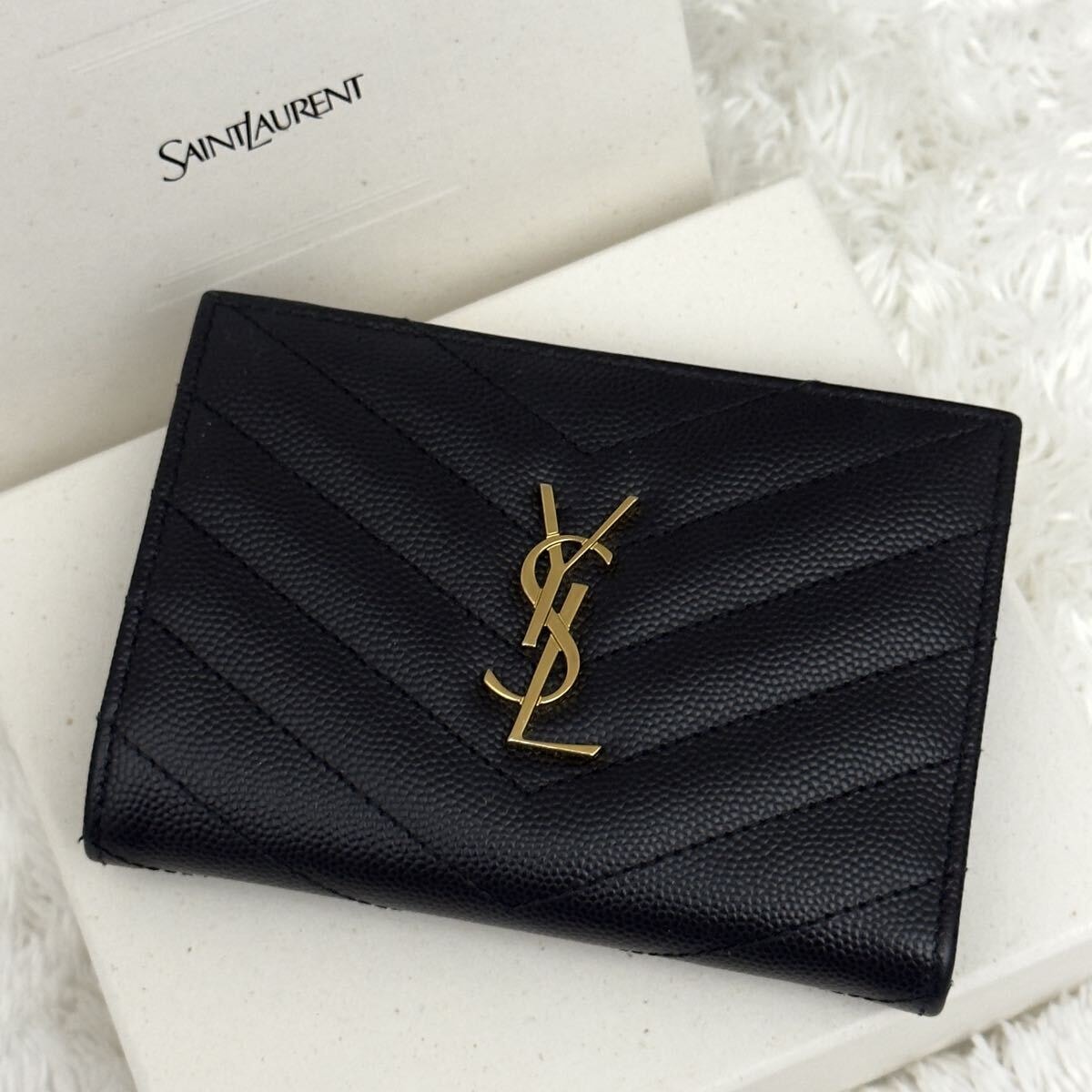 ☆極美品☆サンローラン Saint Laurent 財布 カサンドラ Vステッチ YSLロゴ 二つ折り財布 ゴールド金具