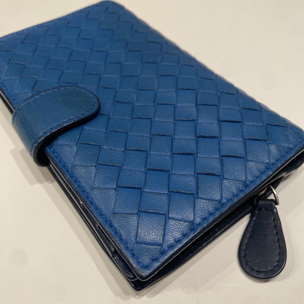 大人気！美品！ BOTTEGA VENETA ボッテガヴェネタ　コンパクトウォレット　ミニスリム財布　 二つ折り　ミドルウォレット　本革　レザー