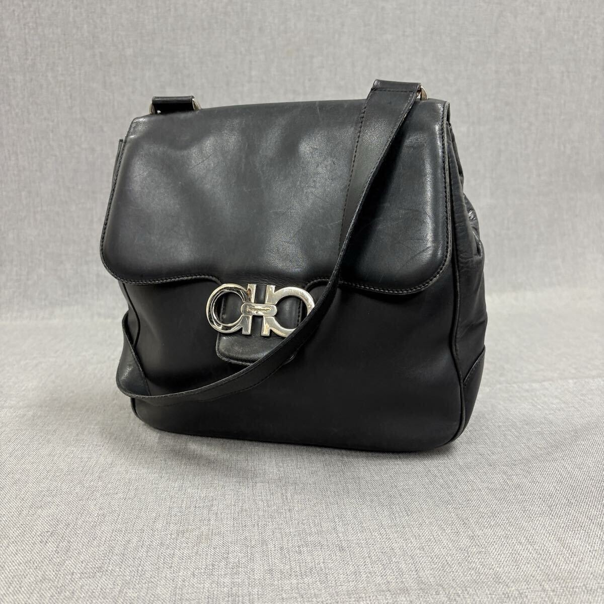 Salvatore Ferragamo サルヴァトーレフェラガモ ガンチーニ レザー ショルダーバッグ ブラック