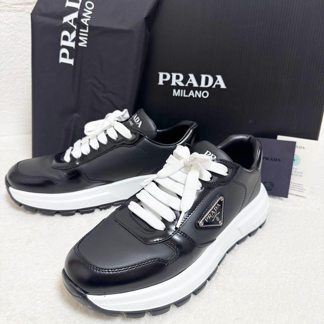 【新品未使用】プラダ PRADA レザー スニーカー 三角ロゴ ブラック 黒　希少　現行　レディース 白 ホワイト