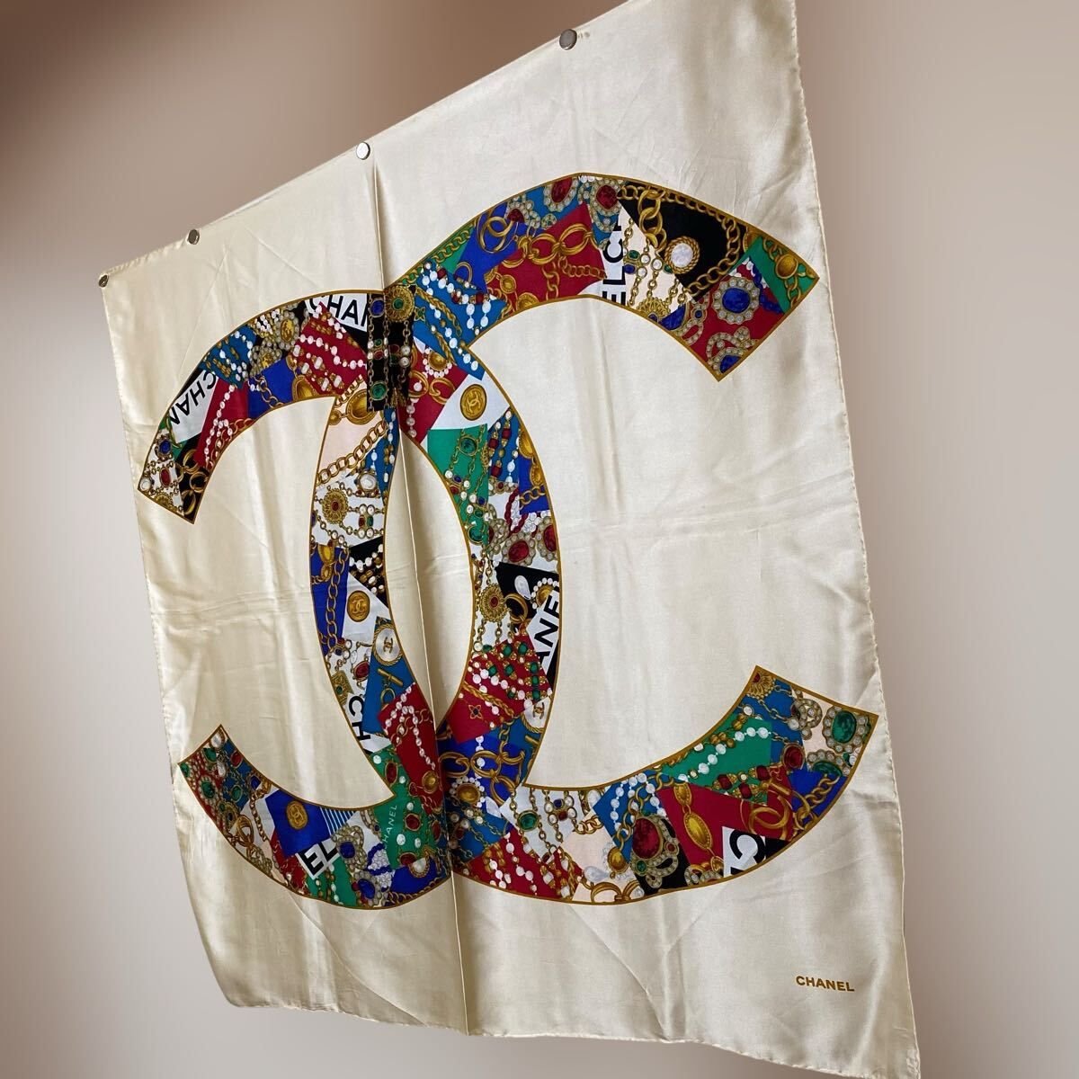 VINTAGE CHANEL 大判シルクスカーフ ココマーク グリポア アクセサリー柄 ジュエリー柄 ホワイト ヴィンテージシャネル