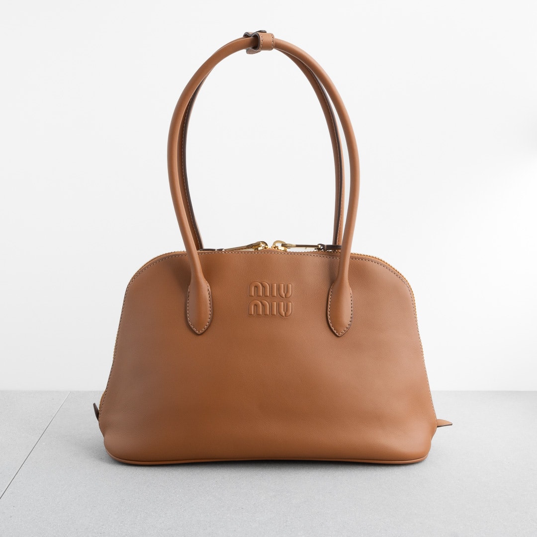 MIU MIU ミュウミュウ ショルダーバッグ コニャック ブラウン レザー エンボスロゴ ハンドバッグ 5BA290 24SS