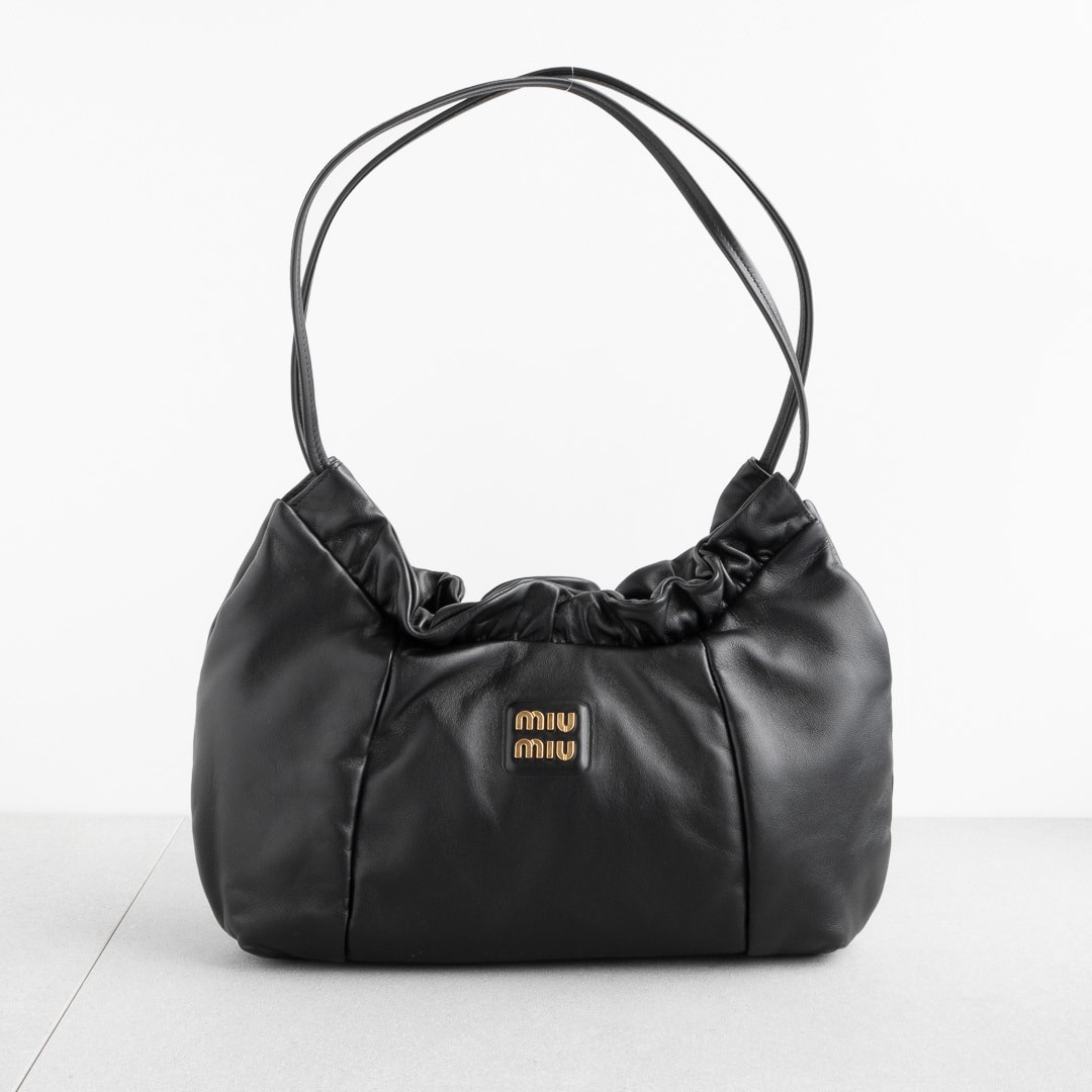 MIU MIU ミュウミュウ ナッパレザー ホーボーバッグ ブラック ゴールド ショルダーバッグ AW24 5BC175