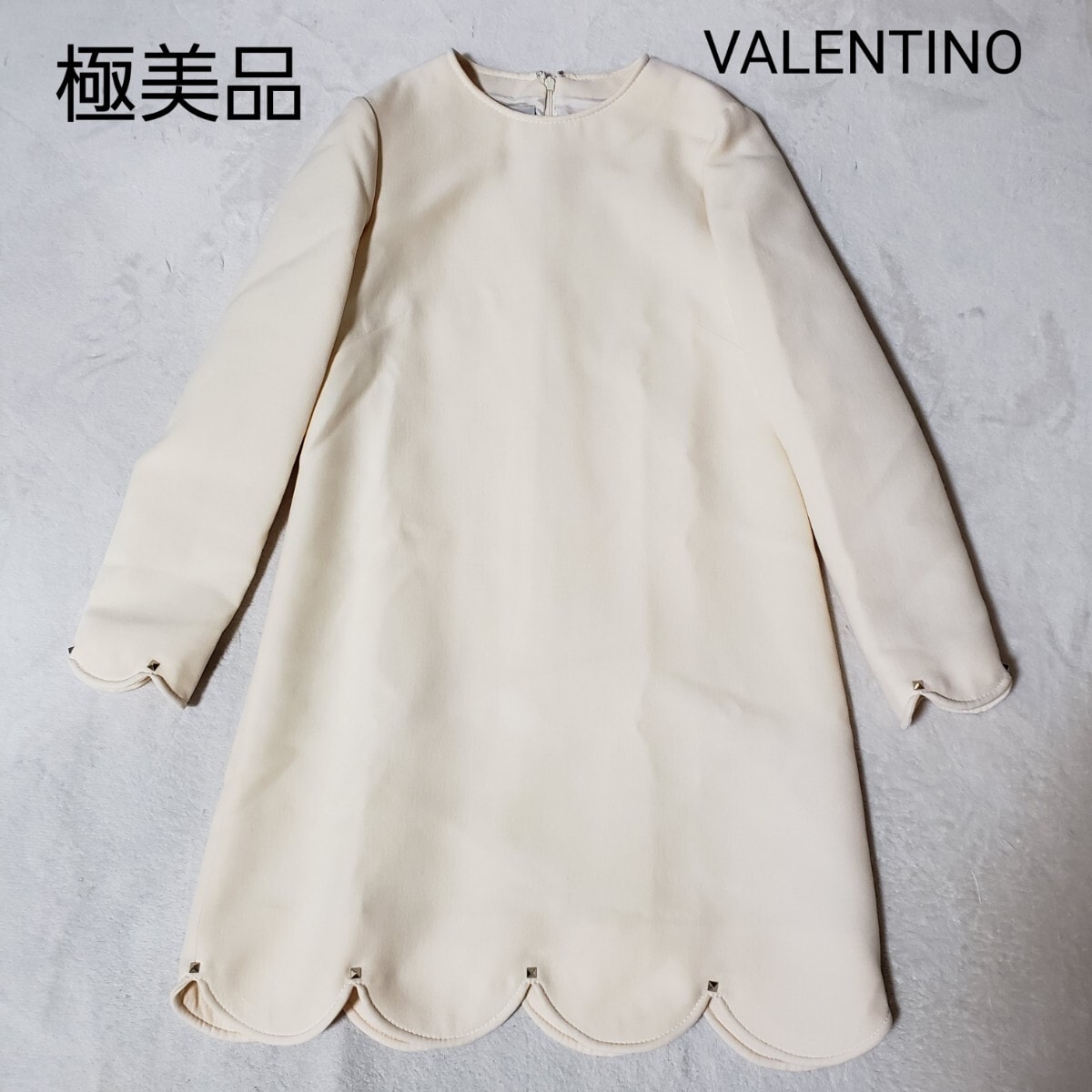 VALENTINO スタッズワンピース　スカラップヘム ヴァレンティノ　ドレス ヴァレンティノ ワンピース アイボリー