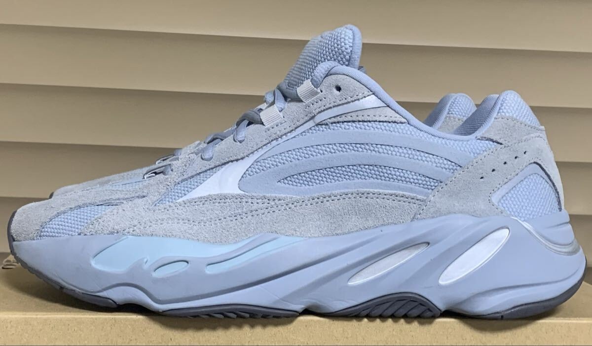 アディダス イージーブースト700V2 "ホスピタルブルー"