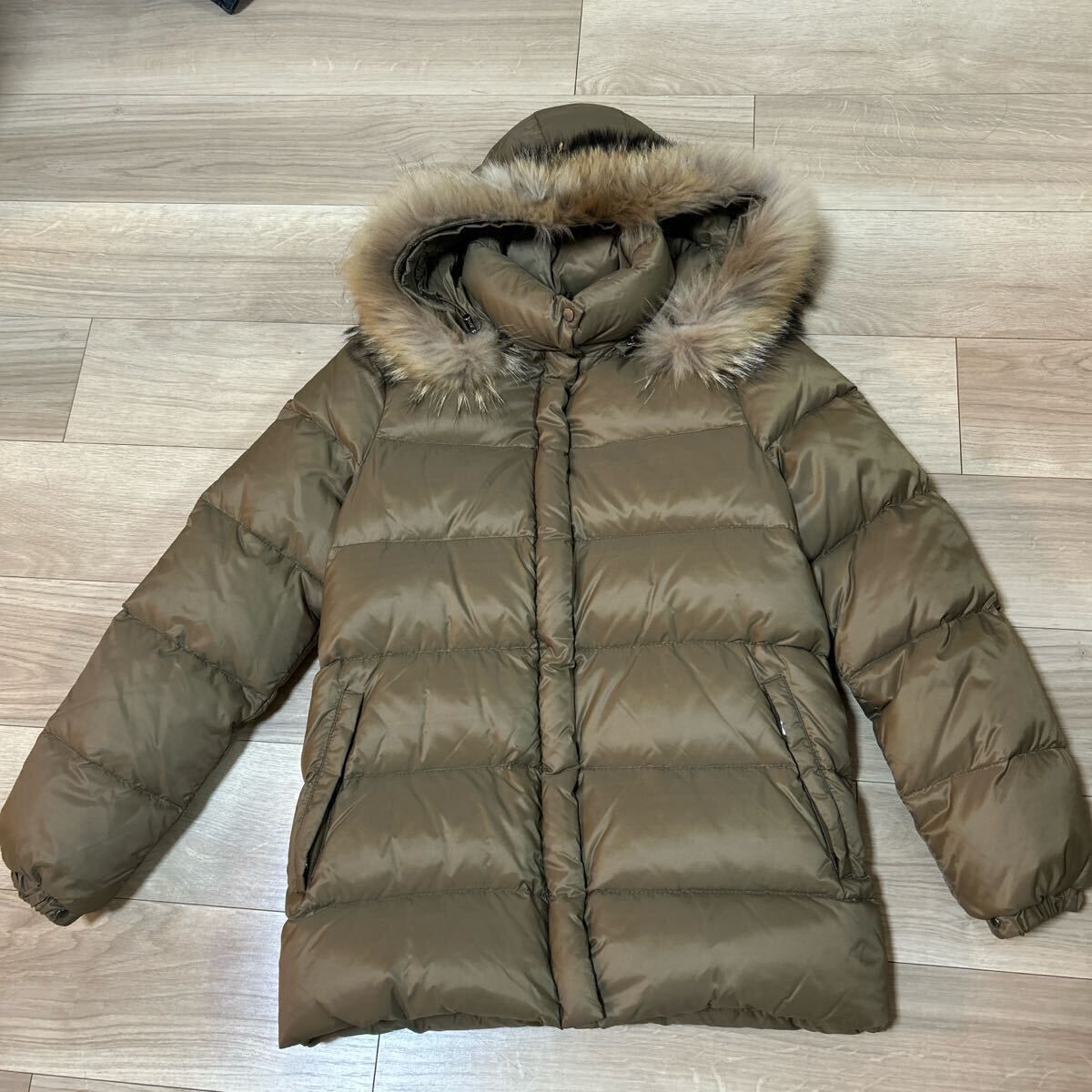 目立った傷や汚れなし】MONCLER カーキ ダウンジャケット フード