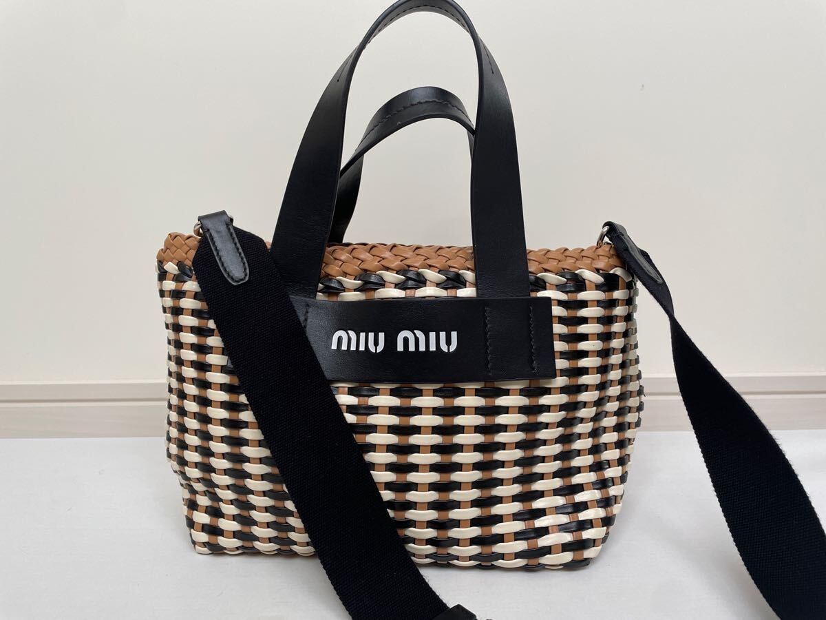 【ミュウミュウ】イントレッチオ　ハンドバッグ　ショルダーバッグ　ブラック　黒　MIU MIU miu miu カゴバッグ