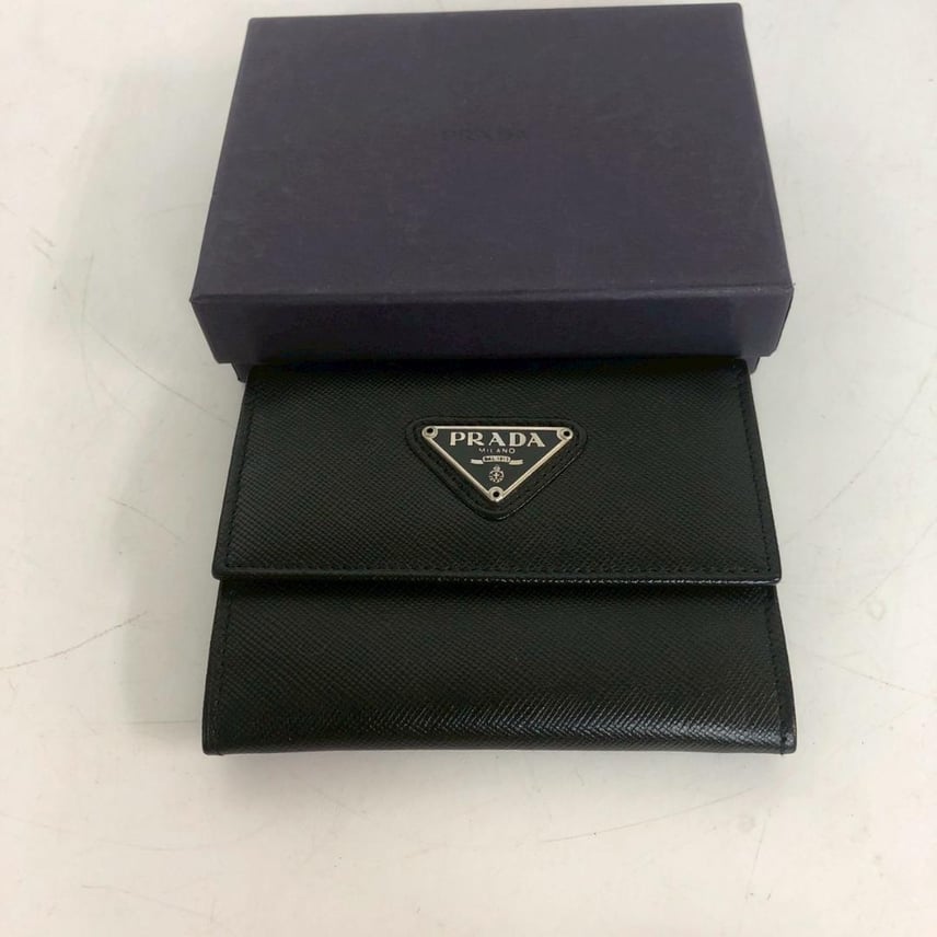 C (やや傷や汚れあり)】PRADA プラダ 三角ロゴ 三つ折り財布 C (やや傷や汚れあり)】PRADA プラダ 三角ロゴ 三つ折り財布