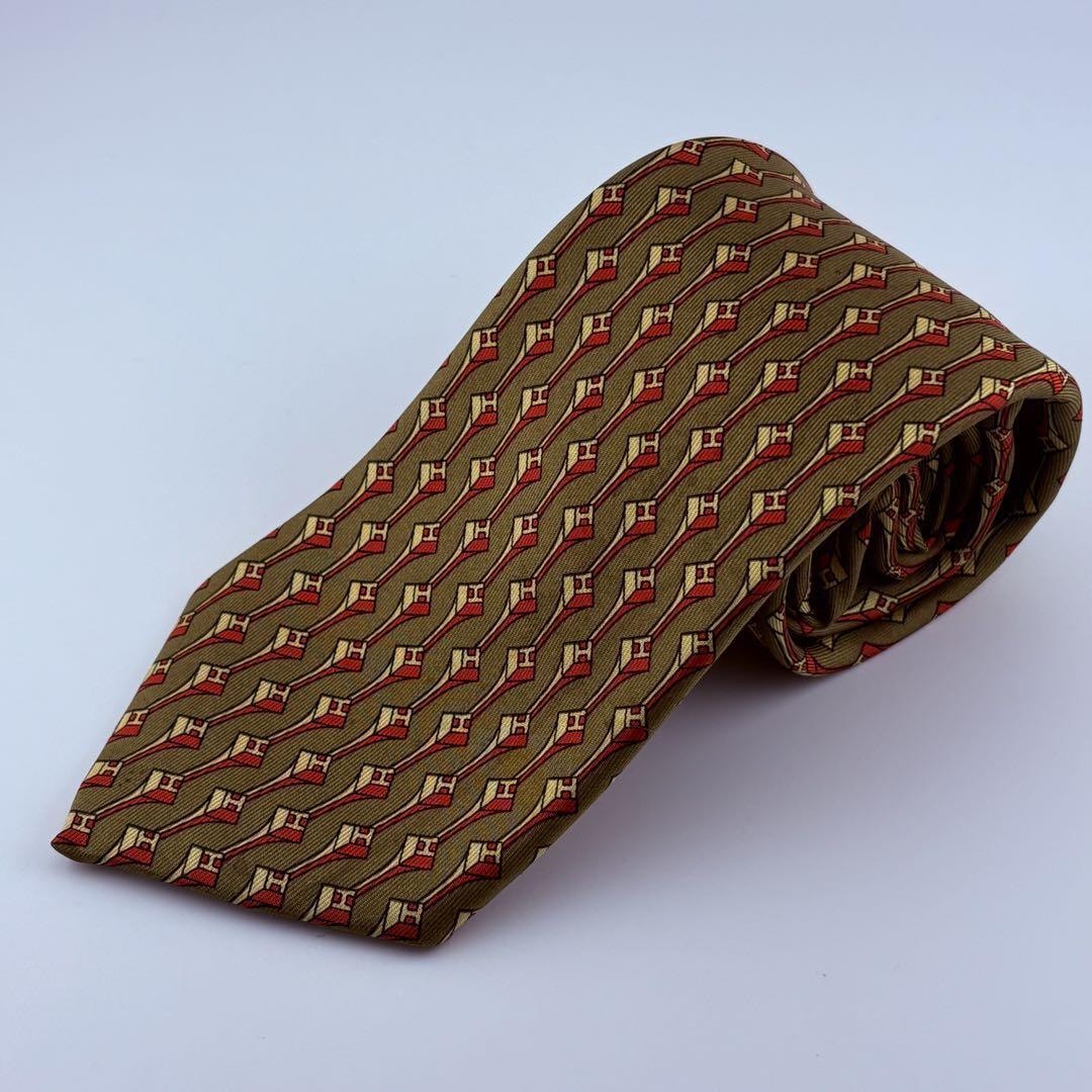 Hermesネクタイ シルク 幾何学模様総柄Hロゴ ベージュ×レッド希少美品