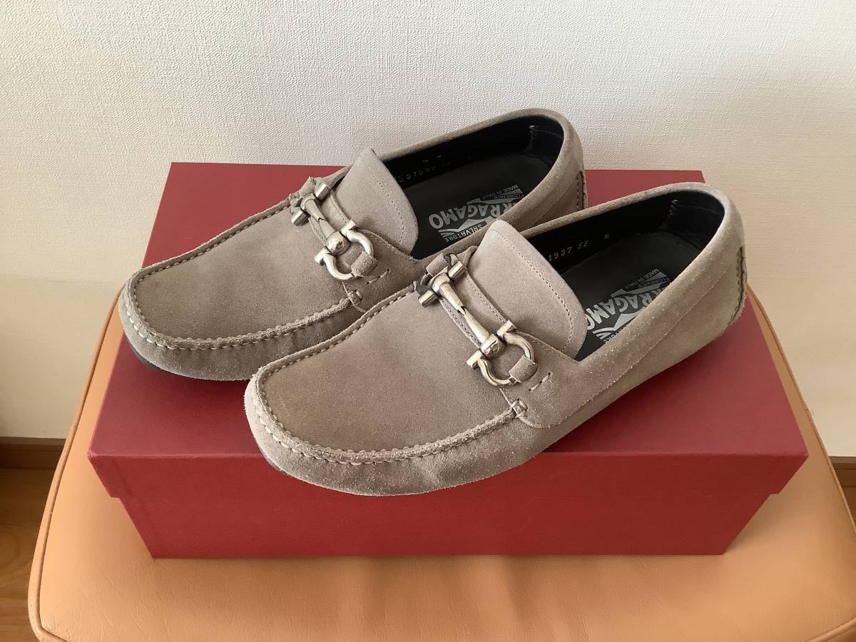 即決　美品　サルヴァトーレ　フェラガモ　PARIGI ドライビング　シューズ　5EE グレー　スウェード