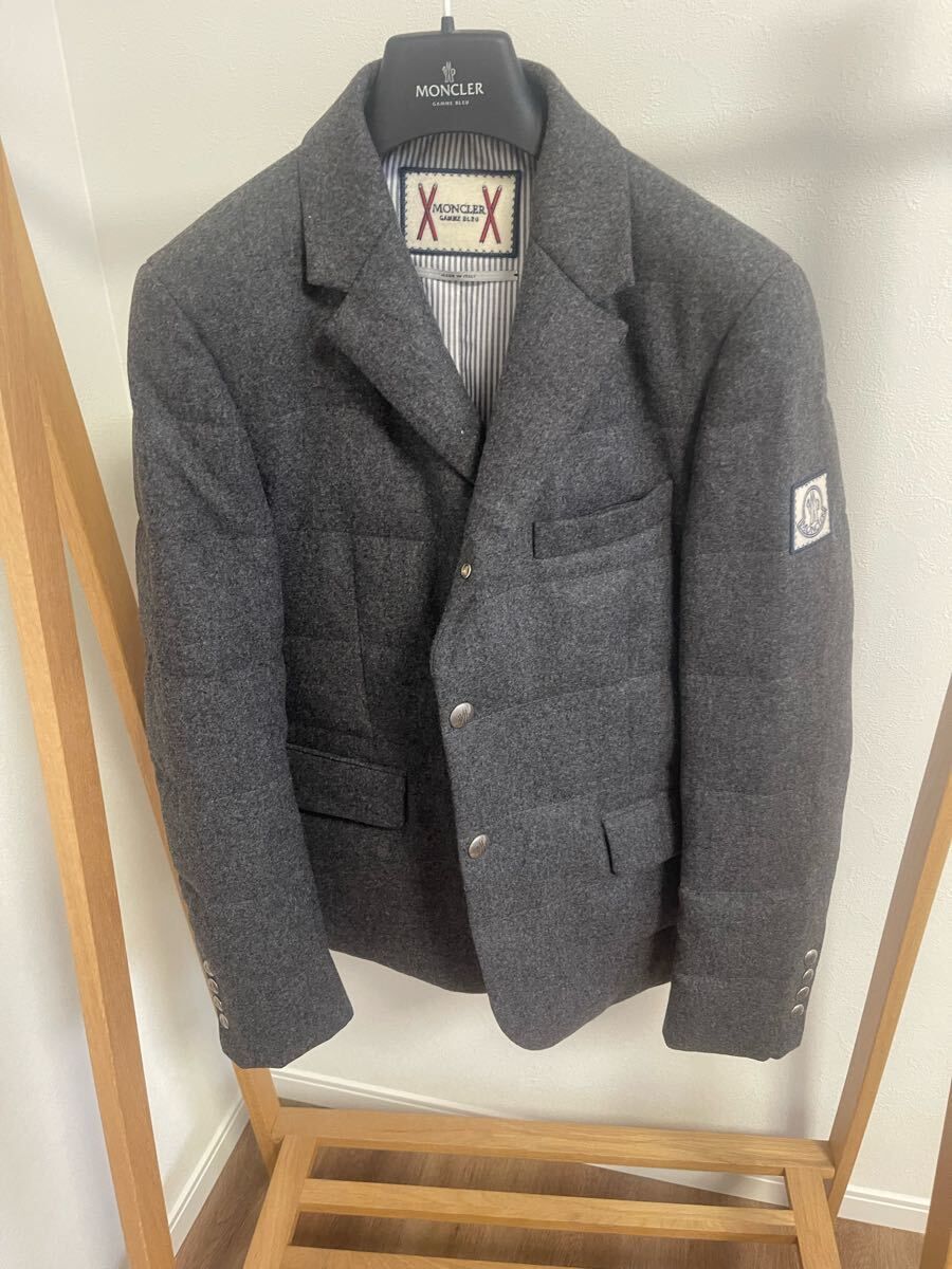MONCLER GAMME BLEU モンクレール ガムブルー by トムブラウン テーラード ダウンジャケット ブルゾン ロゴ ワッペン メンズ 2 ダウン