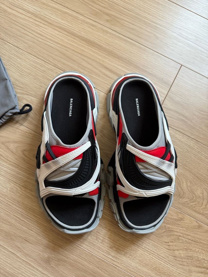 A+ (新品・未使用(ワケあり))】新品未使用 BALENCIAGA TRACK A+ (新品・未使用(ワケあり))】新品未使用 BALENCIAGA TRACK