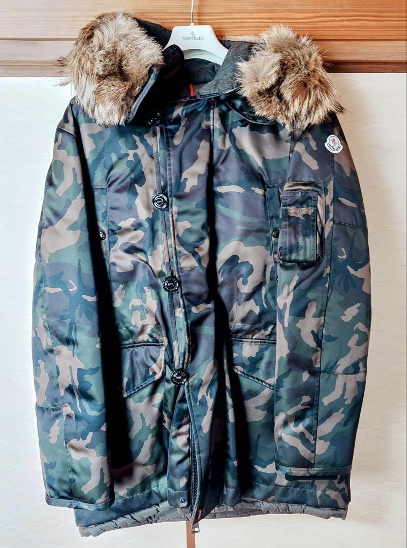 モンクレール　迷彩 ファー付き ダウンジャケット