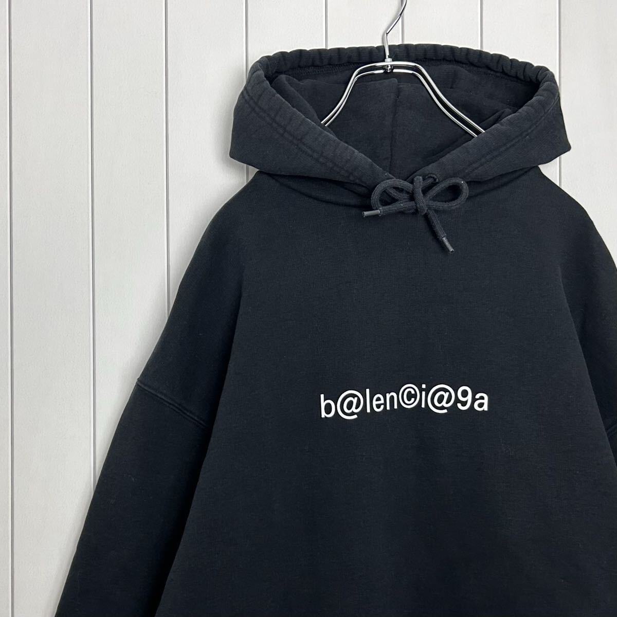 希少デザイン BALENCIAGA バレンシアガ 20SS シンボリックロゴ センターロゴ プルオーバー パーカー ブラック 黒 トップス メンズ 長袖