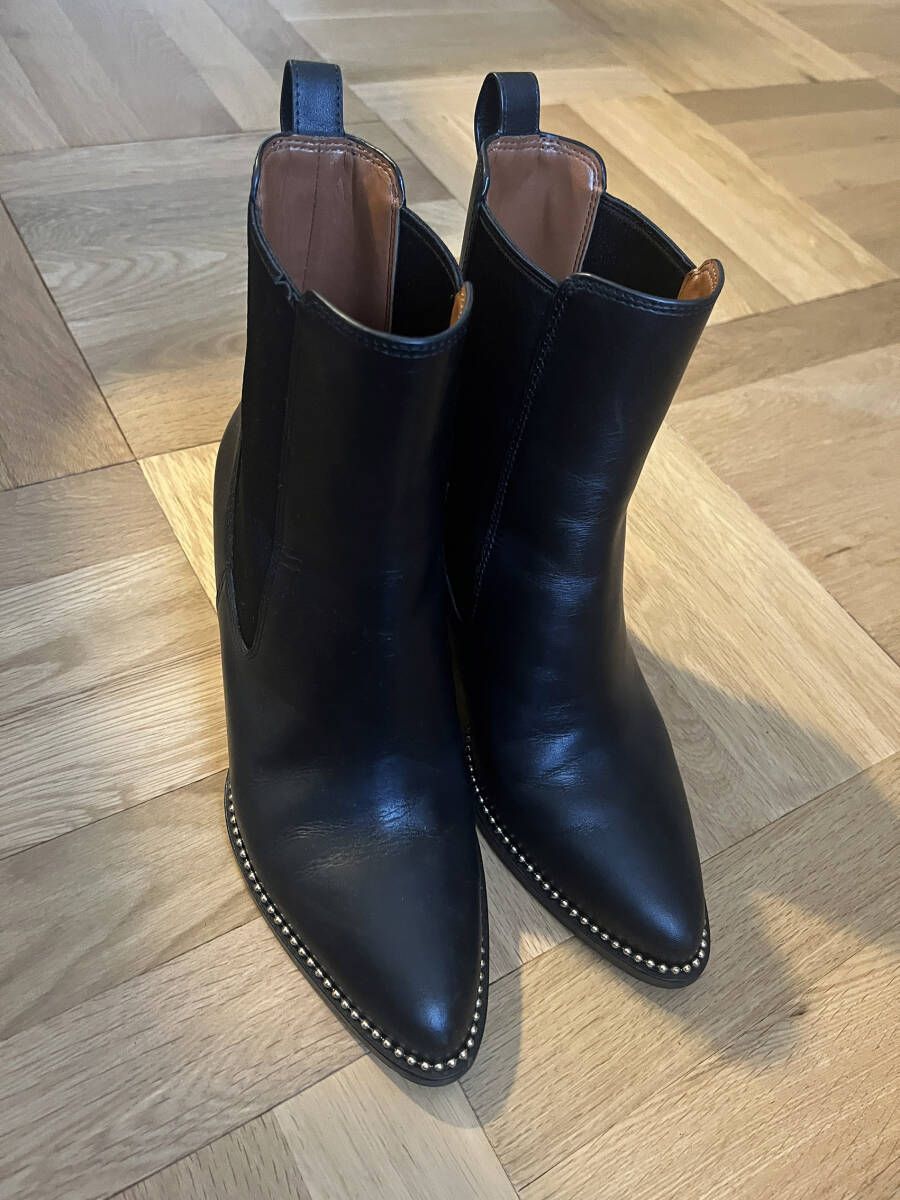 COACH コーチ レディース スタッズ付き レザーブーツ ペル ブーティ Pierce Bootie ▲ COS T シャツ ワンピース パンツ サンダル ラコステ