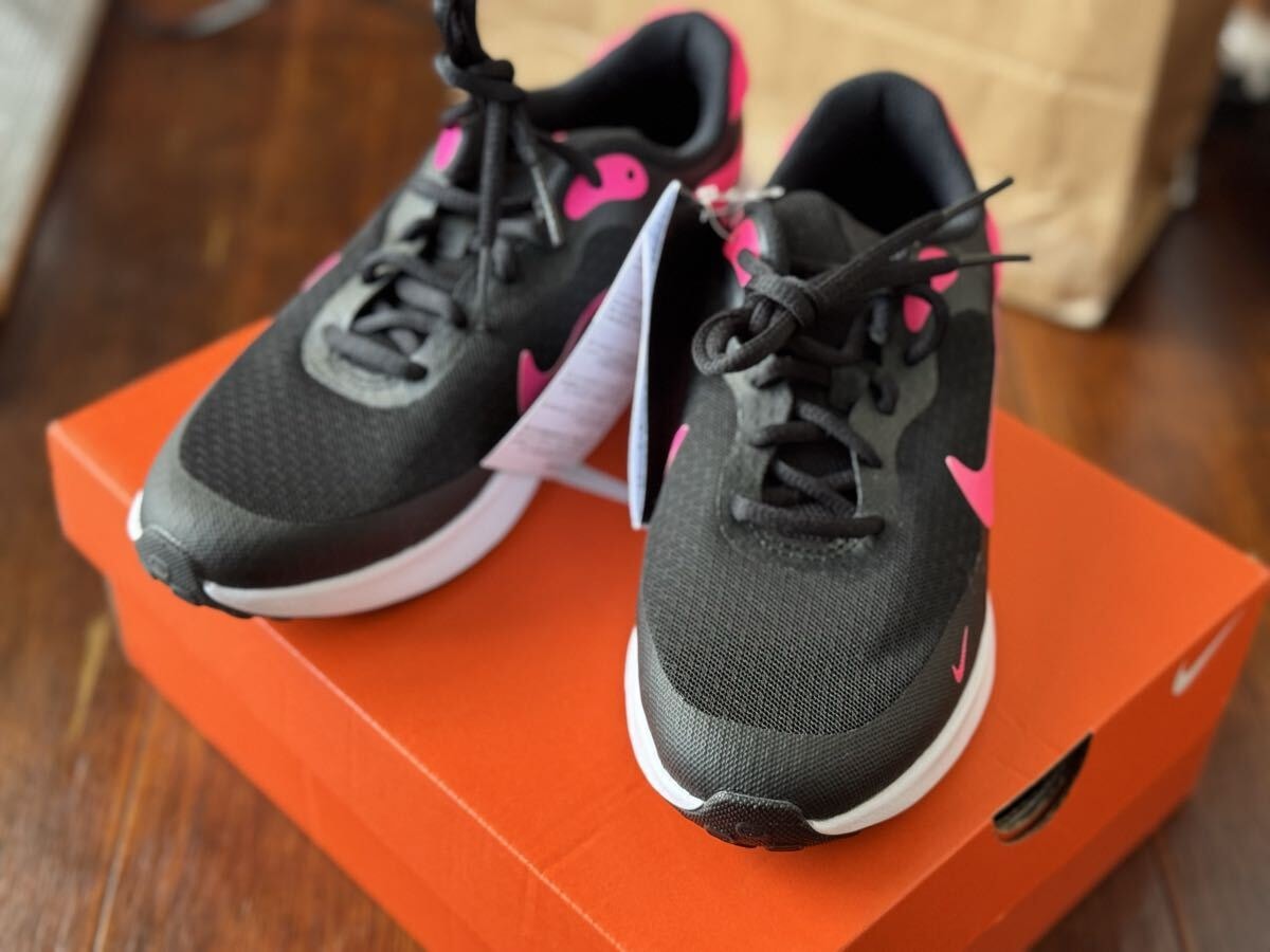 NIKE REVOLUTION 7 (GS) ナイキ レボリューション7 ブラック/ハイパーピンク/ホワイト　22.0CM