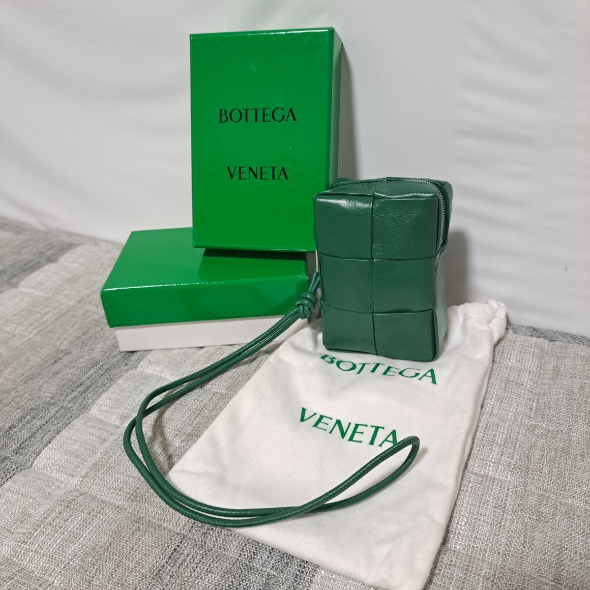 ボッテガヴェネタ BOTTEGA VENETA ショルダーバッグ カセット レザー グリーン　緑　 マキシイントレチャート バッグ　保存袋