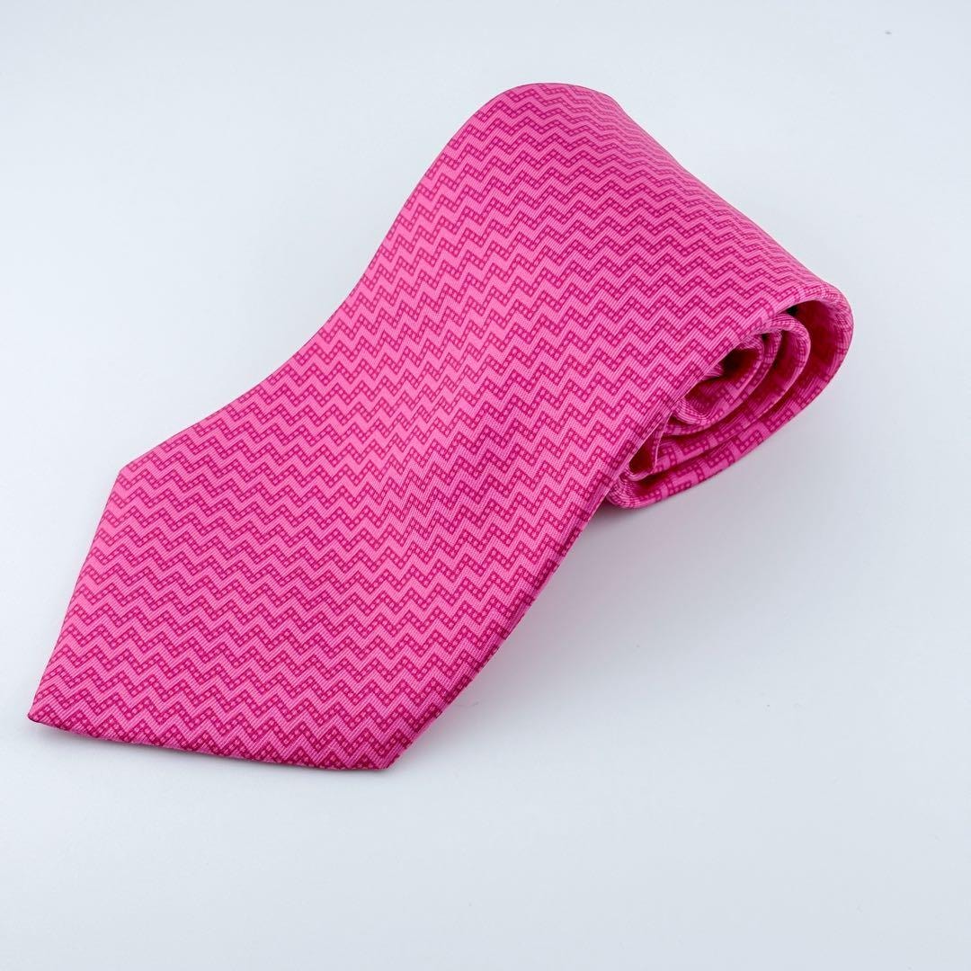 美品HERMSネクタイ　ピンク系 ジグザグ柄 シルク100％ フランス製