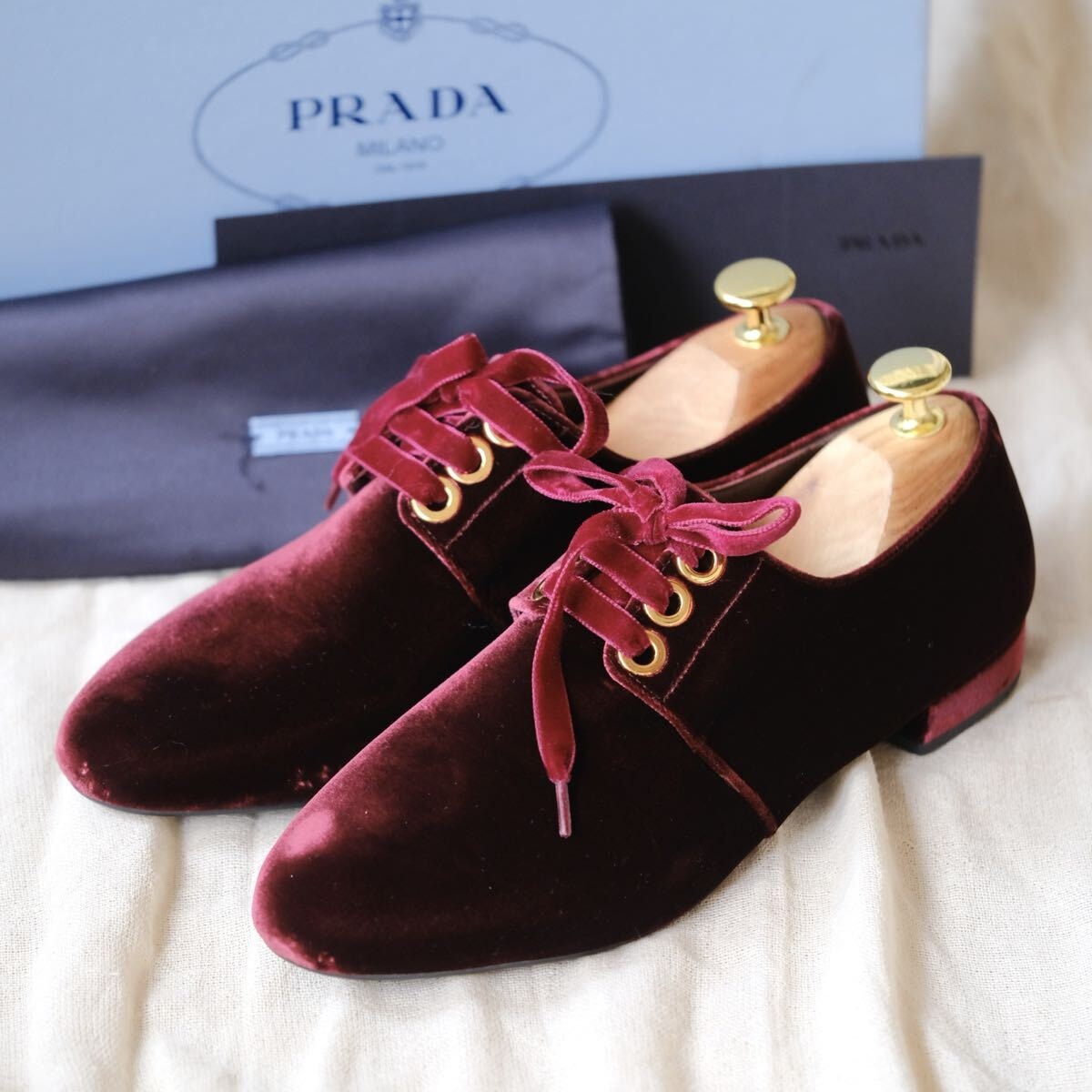 PRADAプラダ ワインベロアレースアップゴールドアイレットダービー37 1/2
