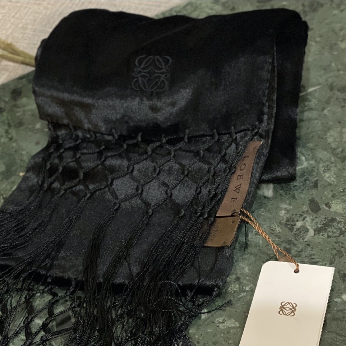 未使用美品 LOEWE フリンジストール アナグラム ブラック ビスコースレーヨン80% シルク20% ロエベ VINTAGE