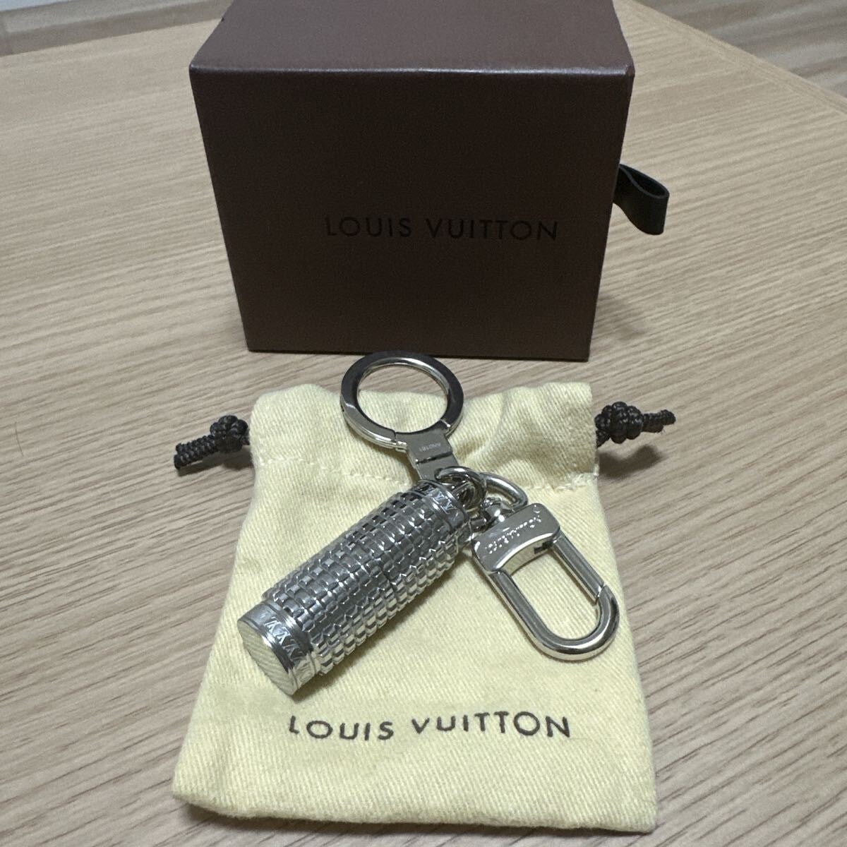 新品希少レア LOUIS VUITTON ピルケースキーホルダーシルバー