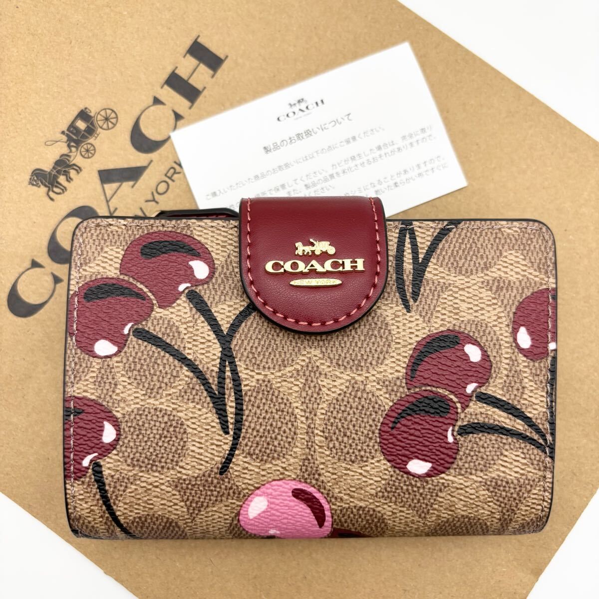 【COACH☆新品】ミディアム コーナー ジップ ウォレット・チェリー COACH OUTLET｜【公式】ミディアム コーナー ジップ ウォレット