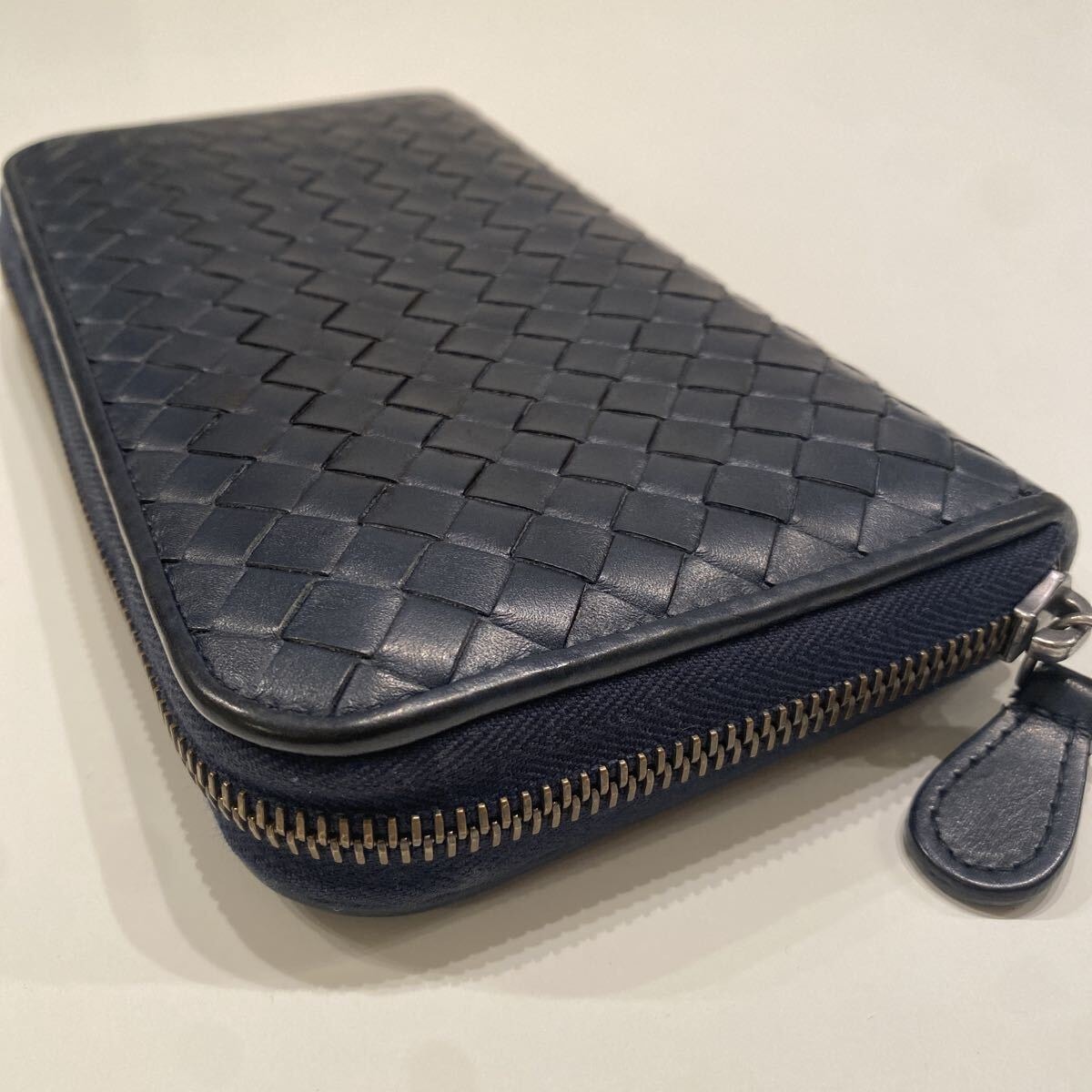 大人気！極美品！ BOTTEGA VENETA ボッテガヴェネタ イントレチャート ラウンドファスナー ジッピーウォレット 長財布 本革 レザー