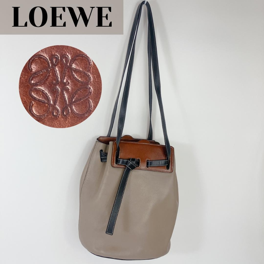 【定価22万】ロエベ LOEWE ショルダーバッグ　ラゾバケット 　アナグラム　ライトグレー カーフスキン レザー カーフスキン 牛革 肩掛け