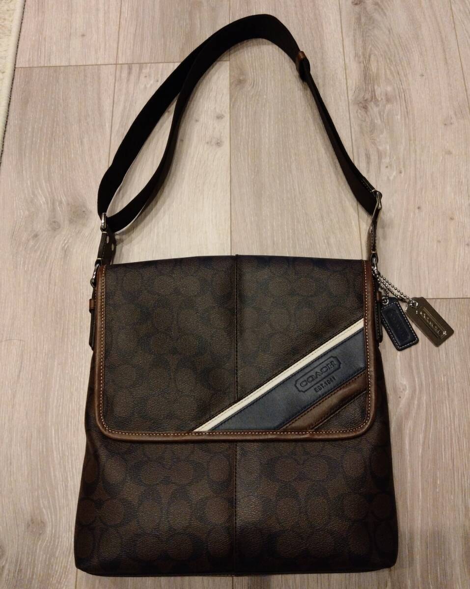 COACH　コーチ　スクエア　ショルダーバッグ　美品　メッセンジャーバッグ　クリスマスに