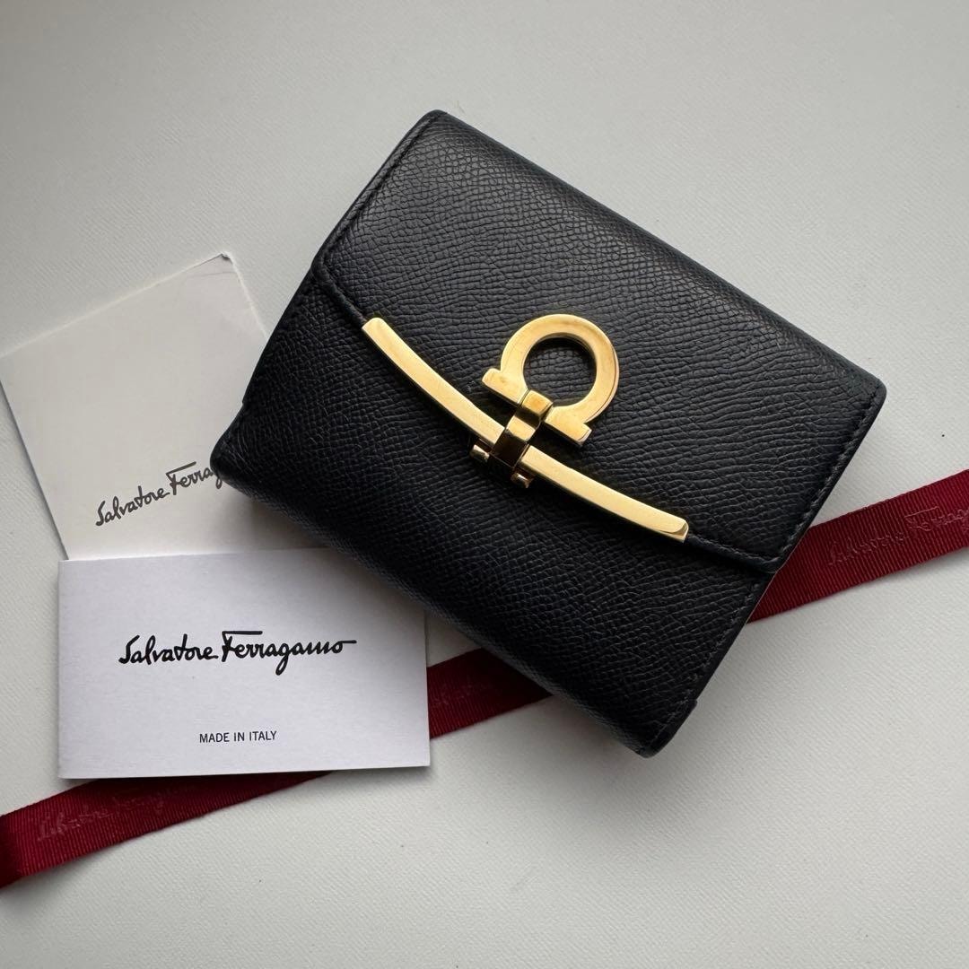 【美品】135 Ferragamo サルバトーレフェラガモ 2つ折り財布