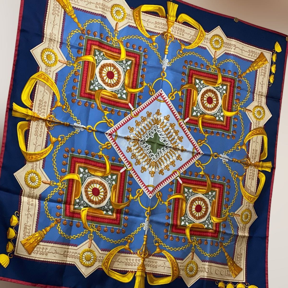 C (やや傷や汚れあり)】美品 GUCCI 大判シルクスカーフ タッセル