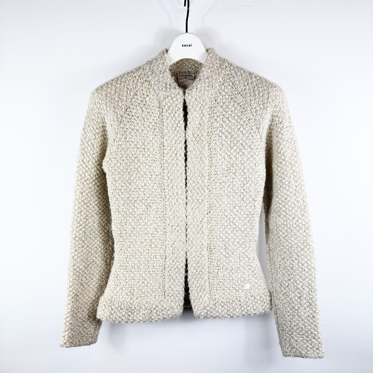 美品 CHANEL ノーカラー ツイード ニット ロゴプレート付 シャネル
