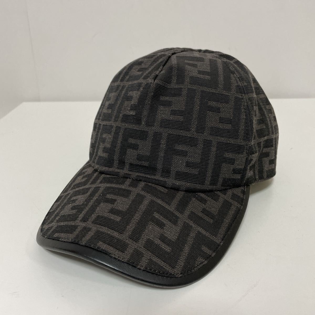 FENDI フェンディ ズッカ柄 キャップ グレー 中古 