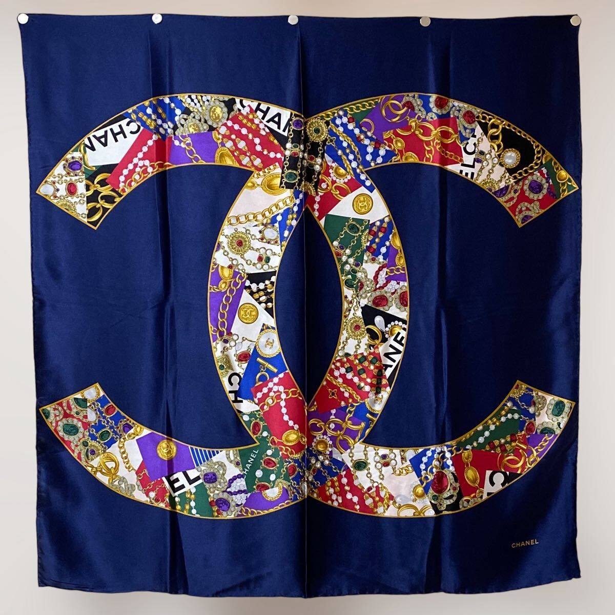 VINTAGE CHANEL 大判シルクスカーフ ココマーク グリポア アクセサリー柄 ジュエリー柄 ネイビー ヴィンテージシ