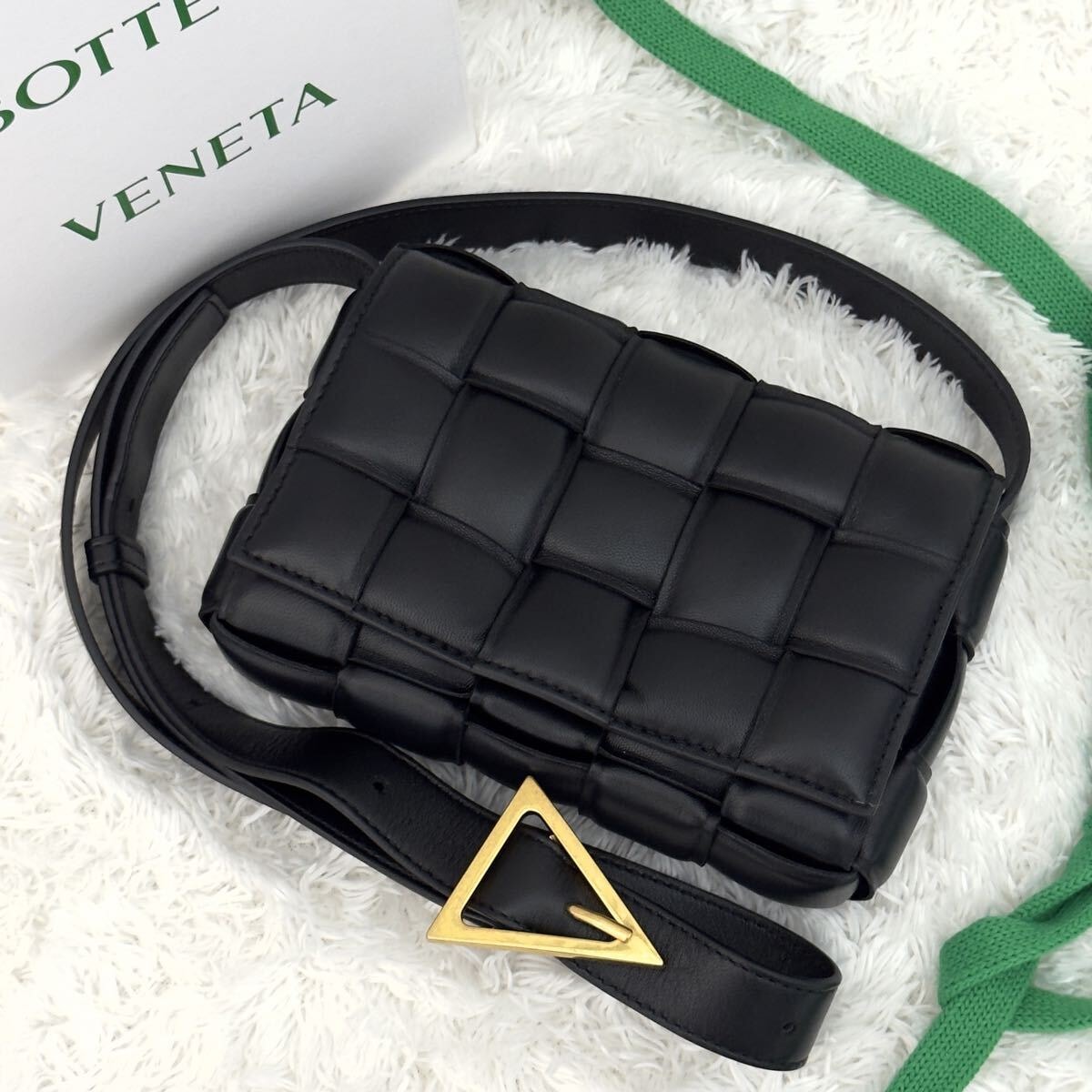 ☆極上美品☆RFID内蔵 BOTTEGA VENETA ボッテガヴェネタ イントレチャート パデッドカセット ショルダーバッグ
