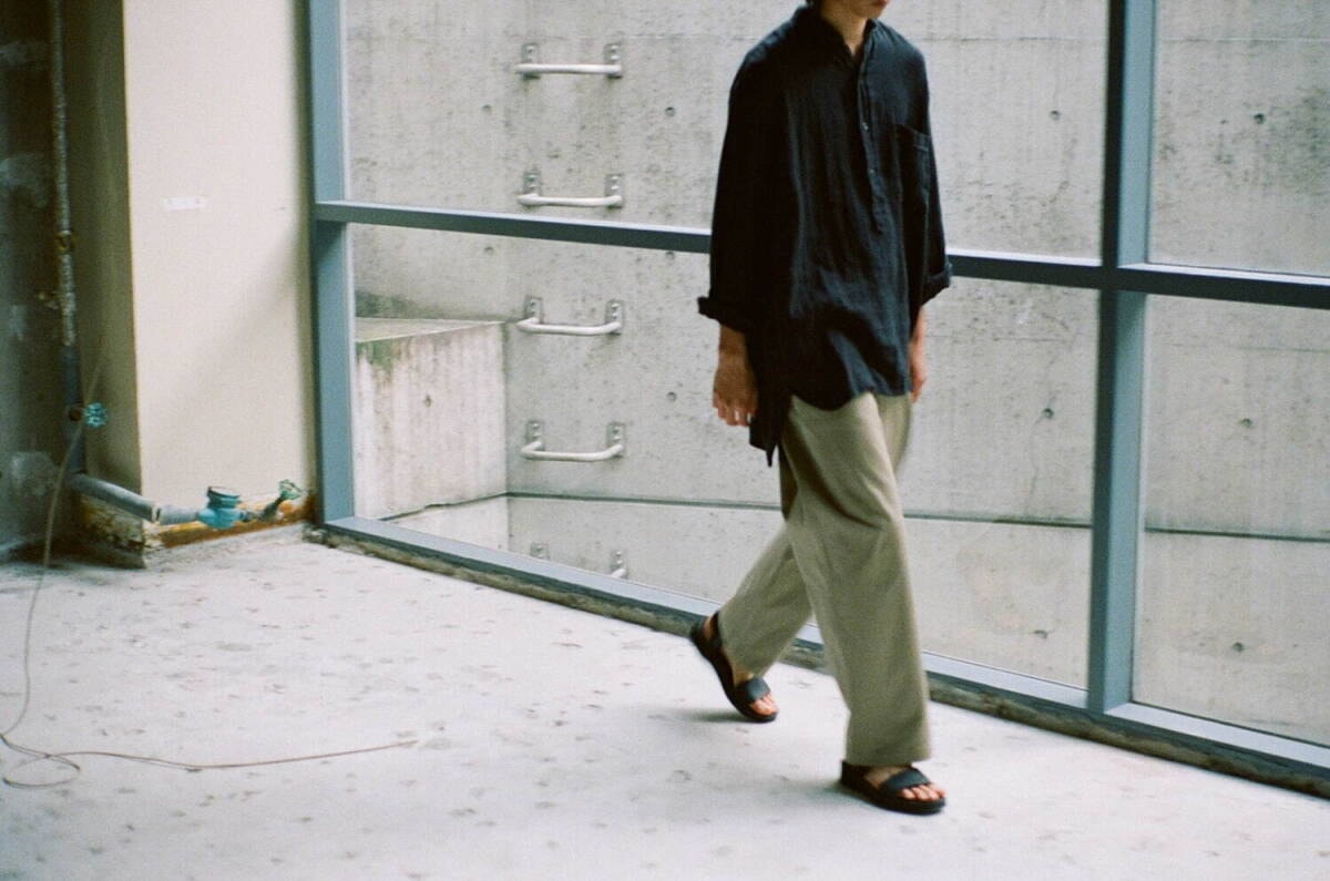 COMOLIコモリ　コットンチノオーバーパンツ