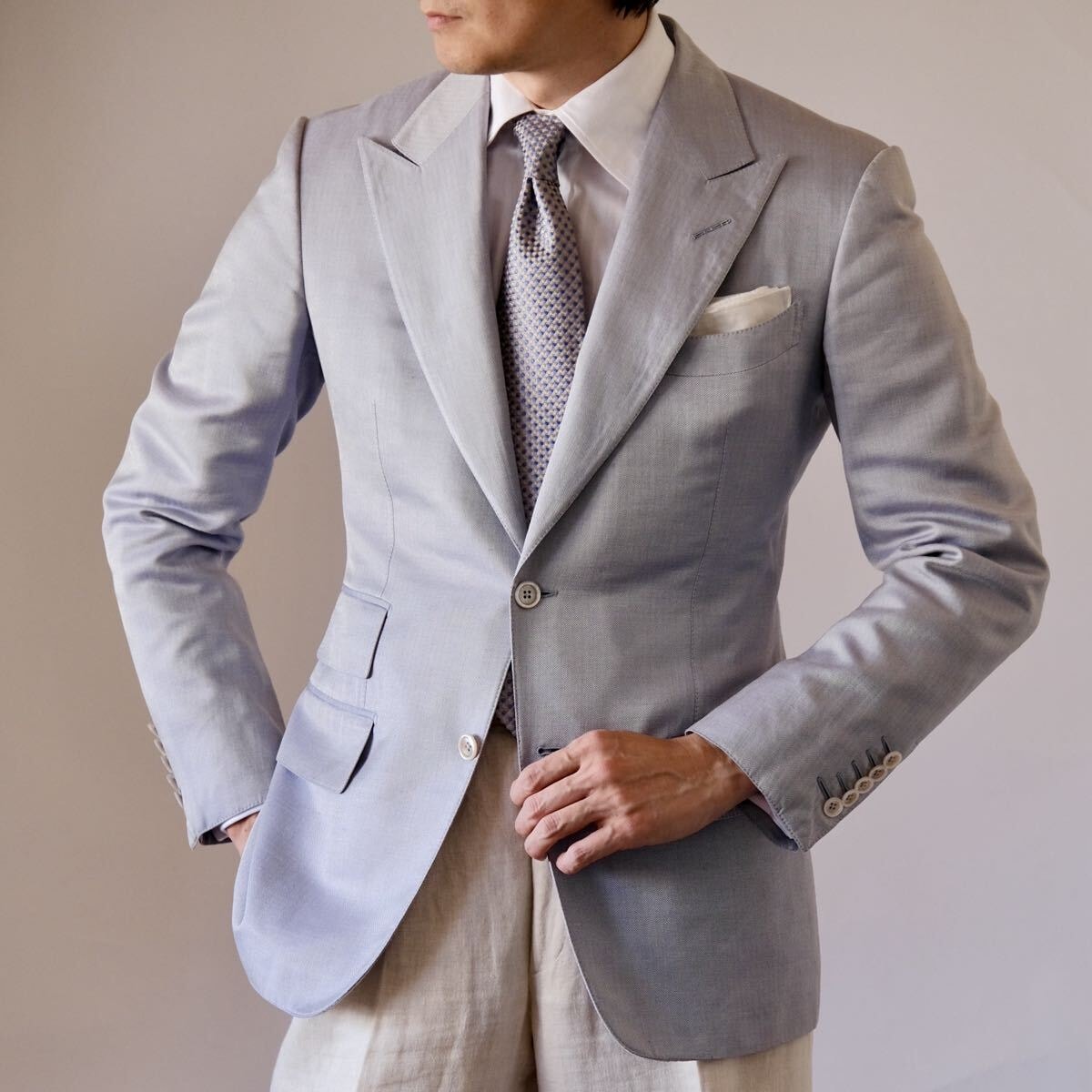 TOMFORDトムフォード ライトブルーシルクリネンピークドヘリンジャケット50