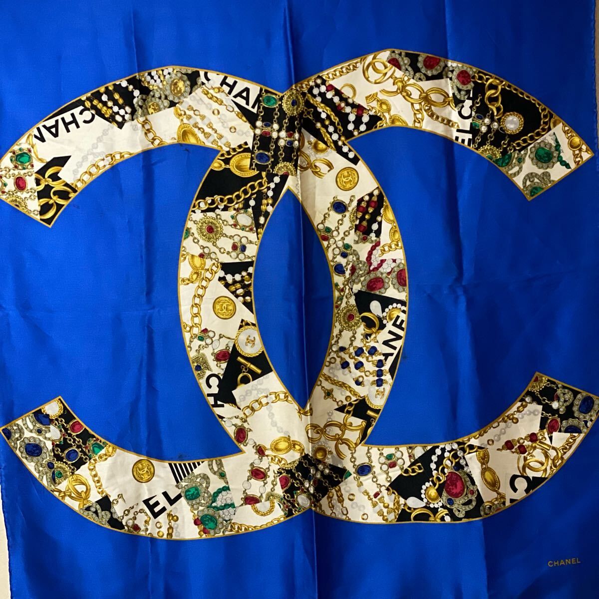 VINTAGE CHANEL 大判シルクスカーフ ココマーク グリポア アクセサリー柄 ジュエリー柄 ロイヤルブルー ヴィンテージシャネル