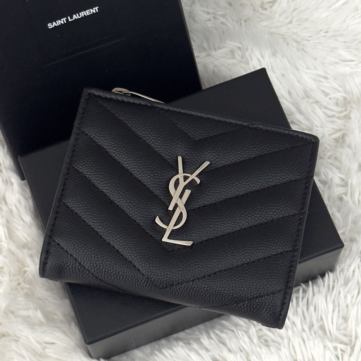 ☆極上美品☆サンローラン Saint Laurent 財布 カサンドラ Vステッチ YSL 二つ折り財布 ブラック コンパクト