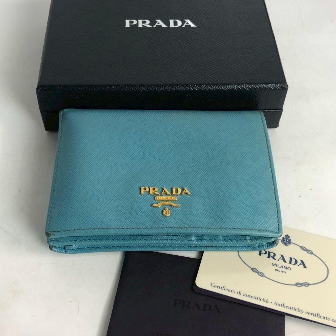 PRADA プラダ 財布 ライトブルー 箱 レディース ブランド 水色 本革 レザー 皮 サフィアーノ 二つ折り 長財布 ロゴ 定番 人気 希少 婦人